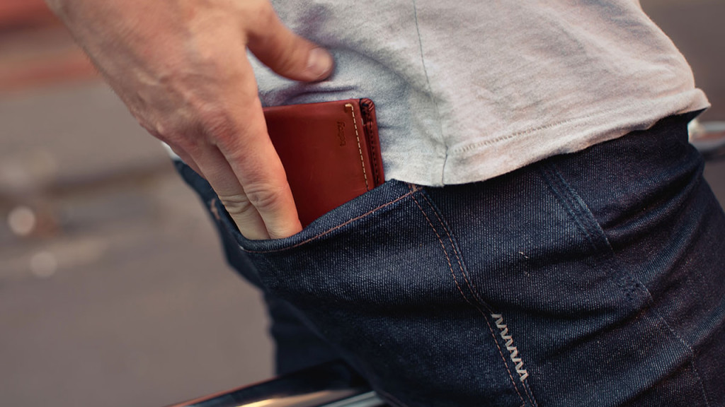 homem colocando carteira no bolso